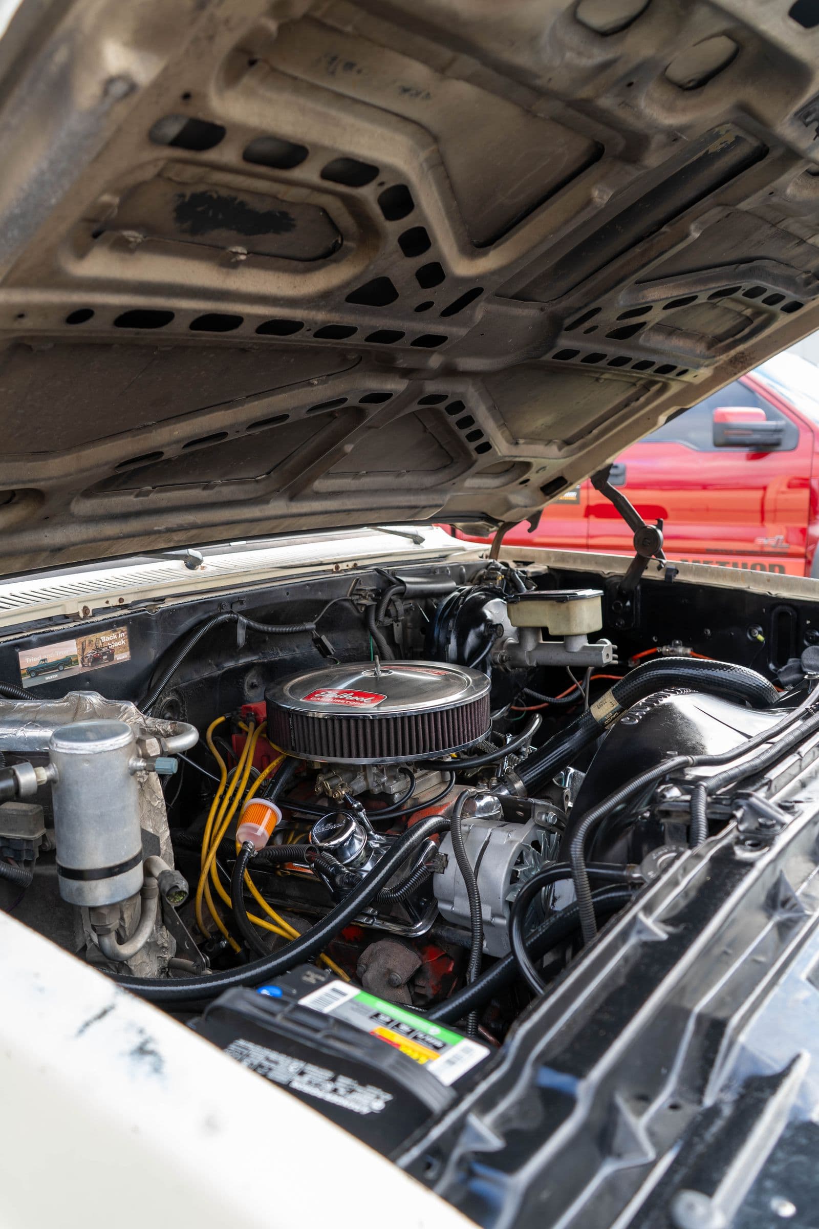 Capot ouvert, intervention moteur